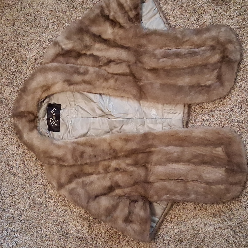 Ronely Faux Fur Shawl With POCKETS. Size Is One Aize Fits All.